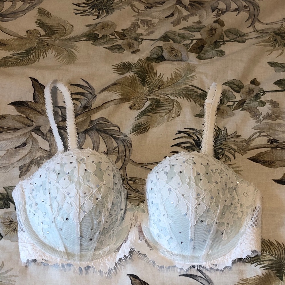 Victoria’s Secret lace bra 32C